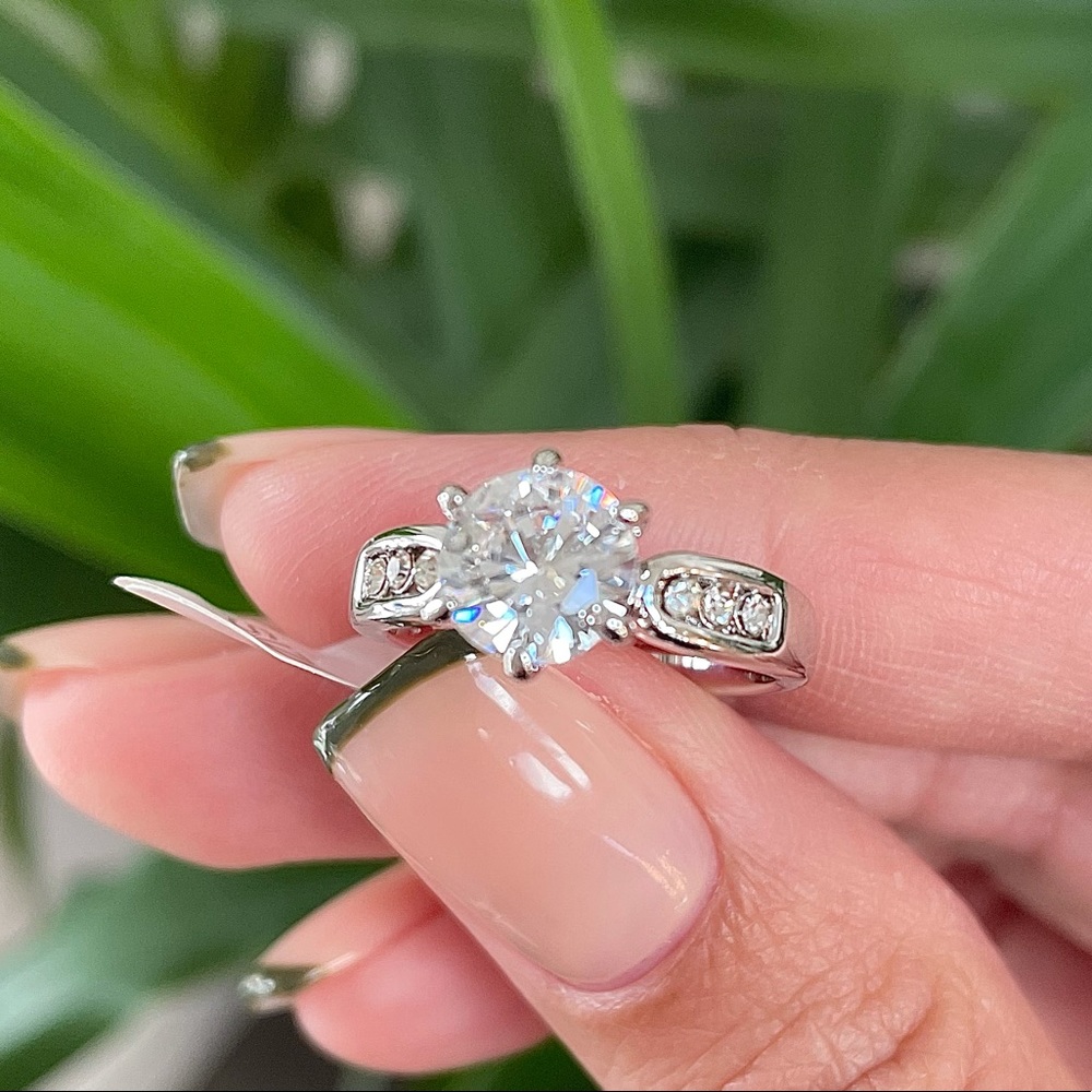 Top quality crystal solitaire ring - Picture 3 of 3
